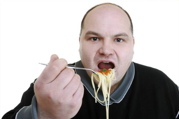 Mann isst Spaghetti man eating spaghetti BLWS186656