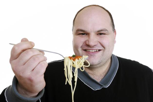 Mann isst Spaghetti man eating spaghetti BLWS186657