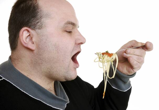 Mann isst Spaghetti man eating spaghetti BLWS186658
