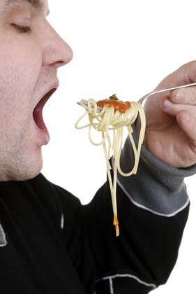 Mann isst Spaghetti man eating spaghetti BLWS186659