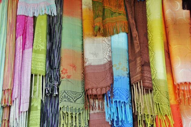 zum Verkauf angebotene Schals der Langhals-Frauen, Stamm der Padaung, Thailand handcrafted scarfs of long-neck women, Thailand BLWS149485