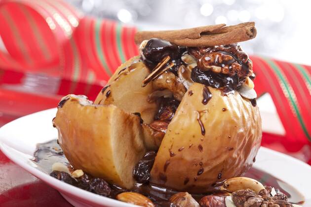 Bratapfel mit Nüssen, Rosinen, Marzipan und Zimtstange ibxtsf01335413