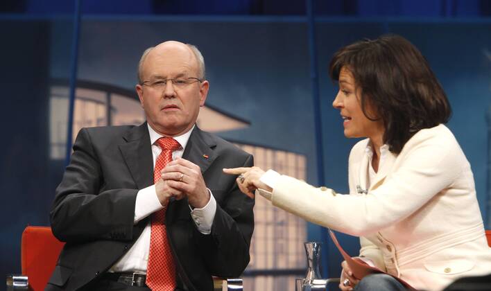 Volker Kauder (CDU, Unions-Fraktionsvorsitzender); Maybrit Illner (Moderation) in der Talk-Show Maybrit Illner am 14.01.10 in Berlin.