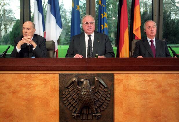 V.l.n.r.: Präsident Francois Mitterrand (Frankreich), Bundeskanzler Helmut Kohl (Deutschland CDU) und Premierminister Edouard Balladur (Frankreich) während der Deutsch-Französischen Konsultationen in Bonn