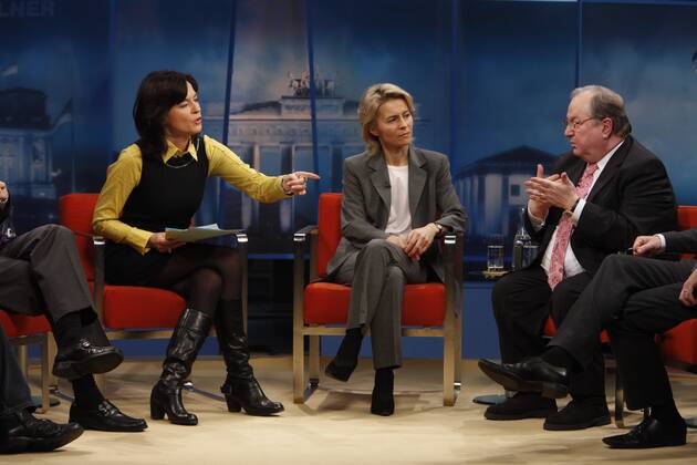 V.l.n.r.: Maybrit Illner (Moderatorin); Ursula von der Leyen (Bundesministerin für Arbeit und Soziales, CDU); Heinz Buschkowsky (Bezirksbürgermeister von Berlin-Neukölln); in der Talk-Show Maybrit Illner am 11.02.2010 in Berlin - Thema der Sendung: Reform-Ruine Hartz - Noch mehr Geld für keine Arbeit?