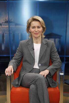 Ursula von der Leyen (Bundesministerin für Arbeit und Soziales, CDU) in der Talk-Show Maybrit Illner am 11.02.2010 in Berlin - Thema der Sendung: Reform-Ruine Hartz - Noch mehr Geld für keine Arbeit?