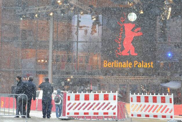 Schneefall am Berlinale Palast während der 60. Internationalen Filmfestspiele in Berlin