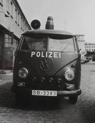 Ein Streifen- und Überfallkraftwagen der Bereitschaftspolizei Wackenberg in Saarbrücken aus dem Jahre 1960