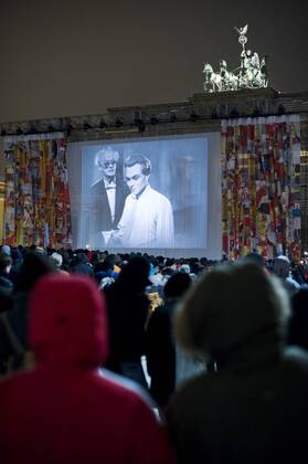  Premiere der restaurierten Originalfassung von Fritz Langs Metropolis während der Berlinale 2010 am Brandenburger Tor, Berlin, Deutschland, Europa ibloha01463336