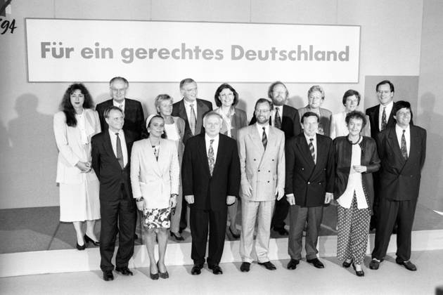 Schattenkabinett von Kanzlerkandidat Rudolf Scharping (Deutschland SPD) - Hintere Reihe v.l.n.r.: Monika Griefahn (Umwelt), Peter Glotz (Wissenschaft), Christine Bergmann (Bildung), Günter Verheugen (Außenpolitik), Heidemarie Wieczorek-Zeul (Europa), Wolfgang Thierse (Aufbau Ost), Ilse Brusis (Wohnungsbau), Anke Fuchs (Familie) und Rudolf Dressler (Arbeit) sowie (vordere Reihe v.l.n.r.) Hans-Ulrich Klose (Verteidigung), Heidi Schüller (Gesundheit), Oskar Lafontaine (Finanzen), Rudolf Scharping (Kanzler), Gerhard Schröder (Wirtschaft), Herta Däubler-Gmelin (Justiz) und Ulrich Maurer (Innen)