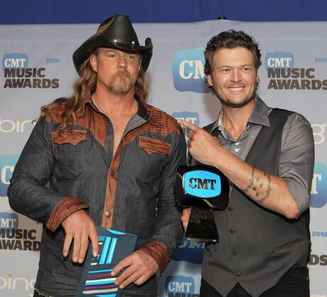 Blake Shelton (R) and Trace Adkins hold their Collaborative Video of the Year award as they speak to the press at the Country Music Television Awards in Nashville, Tennessee on June 9, 2010.  NSH20100609852