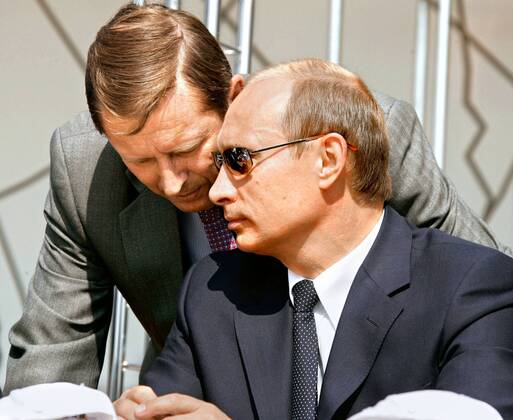 ITAR-TASS 30: MOSCOW REGION, RUSSIA. AUGUST 15. Russian President Vladimir Putin and Defence Minister Sergei Ivanov (R-L) talk while look on demonstration flights at MAKS-2005 International and Space Salon held in Zhukovsky.  Highlight 173405