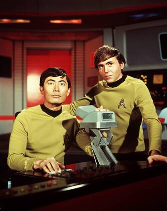 KPA43280.jpg STAR TREK STAR TREK USA 1966-69 George Takei als Lieutenant Hikaru Sulu und Walter Koenig als Pavel Chekov, Navigator (1967-1969) BOX UnitedArchives43280