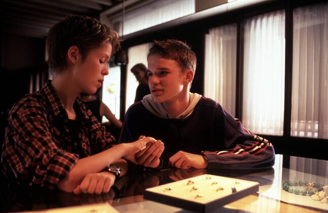 KPA56631.jpg HARTE JUNGS D 1999 Marc Rothemund Lisa (UISE HELM), Flo (TOBIAS SCHENKE ) C43777 UnitedArchives56631