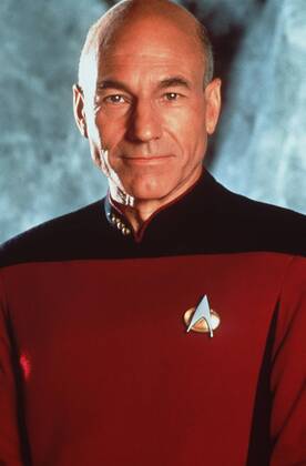 STAR TREK VII - Treffen der Generationen (1994) Dr. Soran versucht, in den Nexus zu gelangen, ein Energiefeld, das die Erfüllung aller Träume verspricht. Es kommt zu einem Treffen der Generationen: Kirk und Picard, die Kapitäne der alten und der neuen Enterprise, versuchen durch einen Zeitsprung, die kosmische Katastrophe ungeschehen zu machen. Foto: Picard (PATRICK STEWART) 39965 , 04KPASATSTA3 UnitedArchives08140