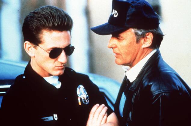 colors - farben der GEWALT (1988) In Los Angeles tobt ein Bandenkrieg. Zwei Banden liefern sich brutale Straßenkämpfe um die Vorherrschaft im Geschäft mit der Todesdroge Crack. Um der Situation Herr zu werden, setzt die örtliche Polizei die Spezialeinheit C.R.A.S.H. ein. Bob Hodges (ROBERT DUVALL) ist ein alter, erfahrener Cop kurz vor der Pensionierung. Der Wille zum rücksichtslosen Durch-greifen ist ihm längst verlo-rengegangen. Darum ist er auch nicht begeistert, als ihm ein Neuling zur Seite gestellt wird. Danny McGavin (SEAN PENN) ist ein aufbrausender und aggressiver Schlägertyp... 36157 , 12kpacolors1 UnitedArchives11647