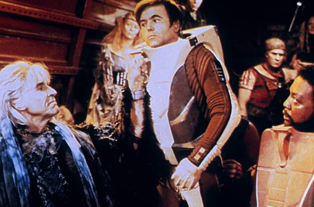 Star Trek II: Der Zorn des Khan (USA 1982) Kirks alter Erzfeind Khan greift mit einem gekaperten Raumschiff ein Labor an, das am Genesis -Projekt arbeitet, einem Materie-umwandler, der in den falschen Händen zur tödlichen Gefahr werden kann. Foto: Khan (RICARDO MONTALBAN) hat Chekov (WALTER KOENIG) in seine Gewalt gebracht. C43001 , 15kpaStar2 UnitedArchives16215
