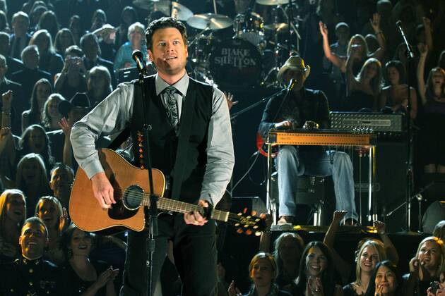 Blake Shelton performs during the 44th Annual Country Music Awards in Nashville, Tennessee on November 10, 2010.  CMA20101110343