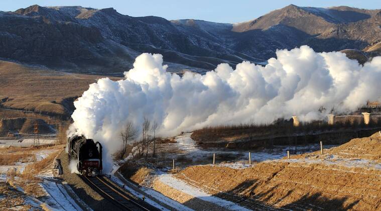 (110107) -- HEXIGTEN, Jan. 7, 2011 (Xinhua) -- Photo taken on Jan. 4, 2011 shows a steam engine train rolling in the Hexigten Banner, north China s Inner Mongolia Autonomous Region. The 4th Hexigten International Steam Locomotive Tour and Photograph Festival kicked off in Hexigten Banner. (Xinhua Zhang Ling) (lb) CHINA-INNER MONGOLIA-HEXIGTEN-FESTIVAL-STEAM TRAIN (CN) 