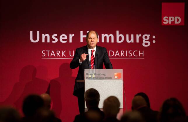 SPD-Landesvorsitzende Olaf Scholz Fototermin zum Thema: Landesvertreterversammlung der SPD Hamburg im Kongress-Zentrum CCH am 15.01.2011 in Hamburg, Germany. Die Hamburger SPD stellte am Samstag ihren Spitzenkandidaten für die vorgezogene Bürgerschaftswahl am 20. Februar 2011 auf.