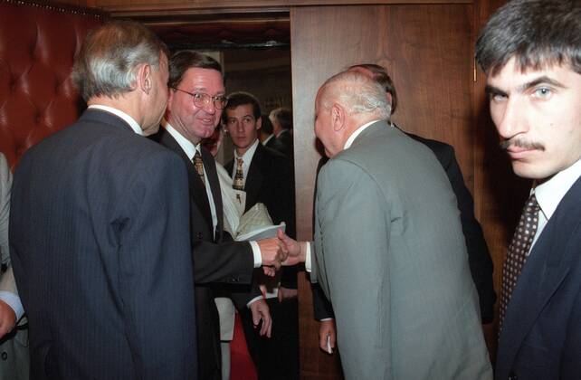 Ministerpräsident Necmettin Erbakan (Mitte re., Türkei) und Entwicklungshilfeminister Carl-Dieter Spranger (Mitte li., Deutschland CSU) während eines Treffens in Ankara