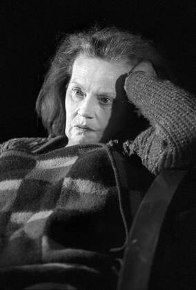 Ritter, Gudrun (Schauspielerin). Hier: Als Medea I in Verkommenes Ufer Berliner Geschichte , Premiere am 16.11.2001 im Deutschen Theater Berlin. ©xTheile drama-berlin.de