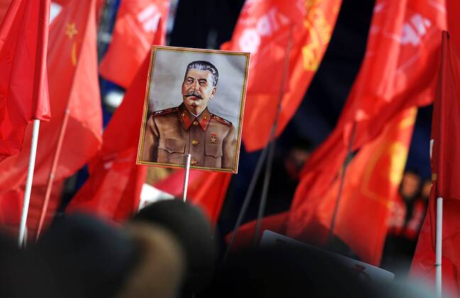 MOSCOW, RUSSIA. FEBRUARY 23, 2011. Demonstrator holds a portrait of Iosif (Josef) Stalin during a Communist Party s rally to mark the 93rd anniversary of the Soviet Army and Navy, in central Moscow s Pushkinskaya Square.  Aufmacher RE0E17F0
