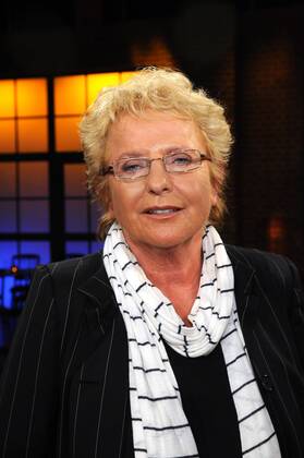 Die Moderatorin, Journalisten und Filmproduzentin Gisela Marx Viele Jahre war sie ein Paradebeispiel für öffentlich-rechtlichen Journalismus. Tough, unbequem, unbeugsam und kritisch – so kannten WDR2-Hörer sie, wenn sie das Morgen- und Mittagsmagazin moderierte. Auch bei anderen öffentlich-rechtlichen Sendern und Programmen hat Gisela Marx ihre Spuren hinterlassen, beispielsweise als Moderatorin der SFB-Talkshow Leute . Aus der Journalistin wurde dann eine überaus erfolgreiche Produzentin. Heute betrachtet Gisela Marx das Mediengeschäft jedoch eher aus der Vogelperspektive: Die 68-Jährige ist in den Ruhestand gegangen. Zu Gast in der WDR Talkshow Kölner Treff am 27.08.2010 WDR Fernsehen