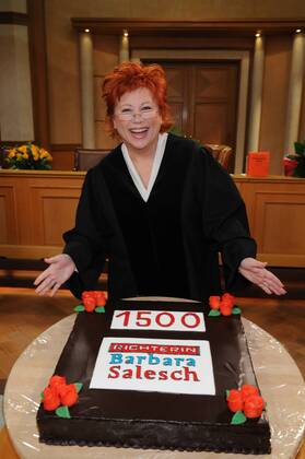 Fernseh Richterin Barbara Salesch startete am 27. September mit ihrem ersten Fall bei SAT1 . Am 20. März 2008 verhandelt sie ihren 1.500 Fall Barbara Salesch ( Fernsehrichterin) Kirsten Klingenberg ( Rechtsanwältin ) Bernd Römer ( Staatsanwalt )
