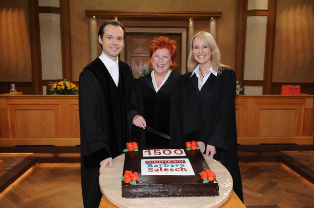 Fernseh Richterin Barbara Salesch startete am 27. September mit ihrem ersten Fall bei SAT1 . Am 20. März 2008 verhandelt sie ihren 1.500 Fall Barbara Salesch ( Fernsehrichterin) Kirsten Klingenberg ( Rechtsanwältin ) Bernd Römer ( Staatsanwalt )