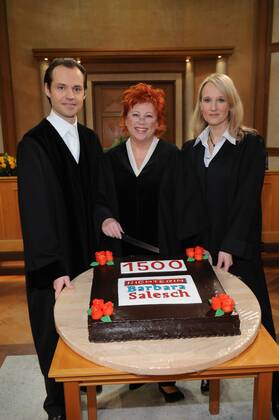 Fernseh Richterin Barbara Salesch startete am 27. September mit ihrem ersten Fall bei SAT1 . Am 20. März 2008 verhandelt sie ihren 1.500 Fall Barbara Salesch ( Fernsehrichterin) Kirsten Klingenberg ( Rechtsanwältin ) Bernd Römer ( Staatsanwalt )