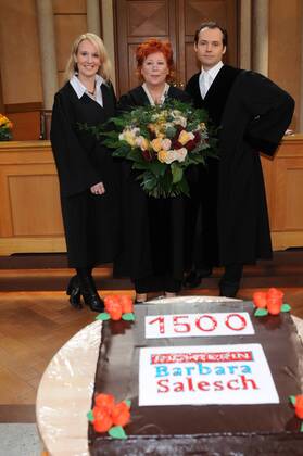 Fernseh Richterin Barbara Salesch startete am 27. September mit ihrem ersten Fall bei SAT1 . Am 20. März 2008 verhandelt sie ihren 1.500 Fall Barbara Salesch ( Fernsehrichterin) Kirsten Klingenberg ( Rechtsanwältin ) Bernd Römer ( Staatsanwalt )