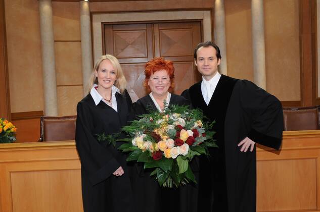 Fernseh Richterin Barbara Salesch startete am 27. September mit ihrem ersten Fall bei SAT1 . Am 20. März 2008 verhandelt sie ihren 1.500 Fall Barbara Salesch ( Fernsehrichterin) Kirsten Klingenberg ( Rechtsanwältin ) Bernd Römer ( Staatsanwalt )