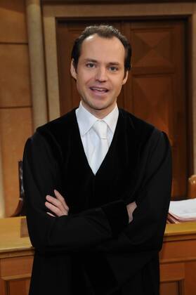 Fernseh Richterin Barbara Salesch startete am 27. September mit ihrem ersten Fall bei SAT1 . Am 20. März 2008 verhandelt sie ihren 1.500 Fall Bernd Römer ( Staatsanwalt )