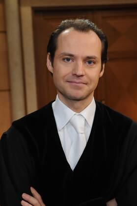 Fernseh Richterin Barbara Salesch startete am 27. September mit ihrem ersten Fall bei SAT1 . Am 20. März 2008 verhandelt sie ihren 1.500 Fall Bernd Römer ( Staatsanwalt )