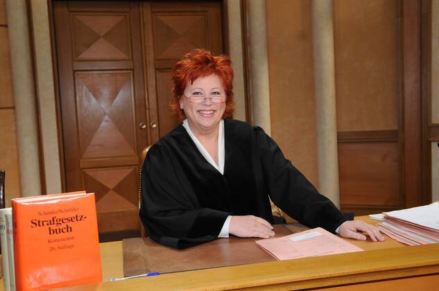 Fernseh Richterin Barbara Salesch startete am 27. September mit ihrem ersten Fall bei SAT1 . Am 20. März 2008 verhandelt sie ihren 1.500 Fall Barbara Salesch ( Fernsehrichterin)