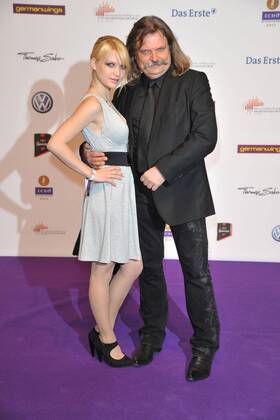 Leslie Mandoki mit seiner Tochter Lara bei der Verleihung vom Musikpreis Echo in Berlin am 24.03.2011 Echo Verleihung 2011 