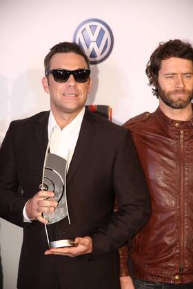 Robbie Williams (L) und Howard Donald (Take That) bei der Verleihung vom Musikpreis Echo in Berlin am 24.03.2011 Echo Verleihung 2011 