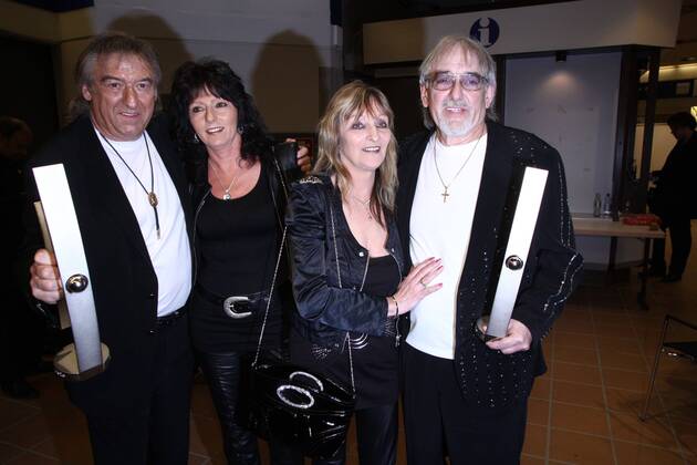 Die Amigos, Bernd (L) und Karl Heinz Ulrich mit ihren Ehefrauen Doris (2L) und Heike bei der Verleihung vom Musikpreis Echo in Berlin am 24.03.2011 Echo Verleihung 2011 