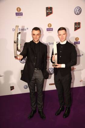 Die Band Hurts , Theo Hutchcraft (L) und Adam Anderson bei der Verleihung vom Musikpreis Echo in Berlin am 24.03.2011 Echo Verleihung 2011 
