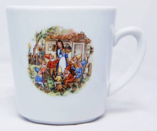 Tasse aus Kahla-Porzellan mit einem Schneewittchenmotiv, Kindertasse