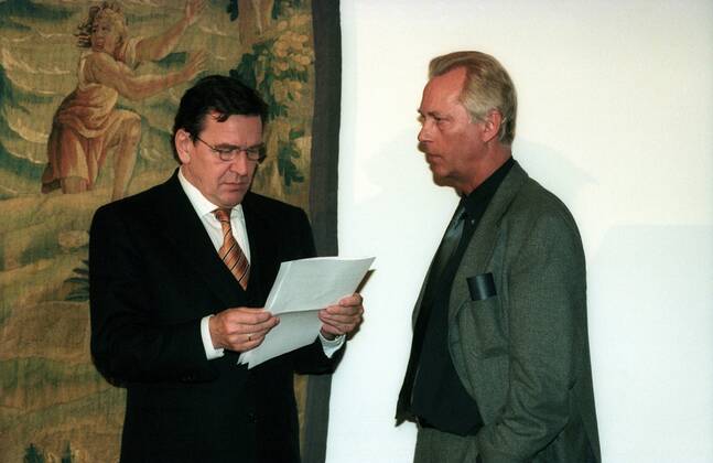 Bundeskanzler Gerhard Schröder (li., Deutschland SPD) im Gespräch mit Regierungssprecher Uwe Carsten Heye während einer Pressekonferenz anlässlich der bevorstehenden EXPO 2000 in Bonn