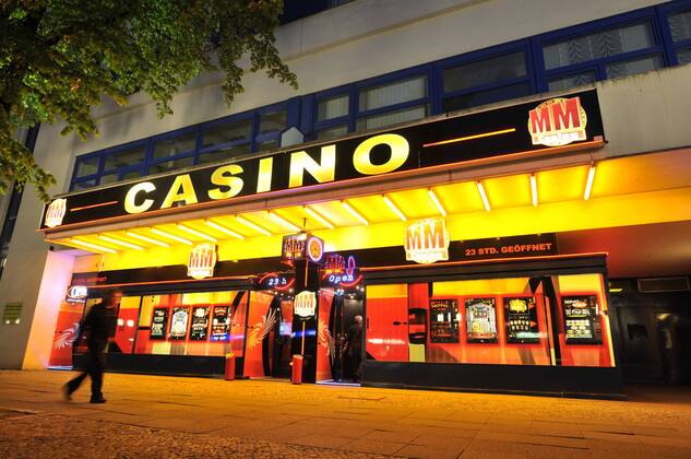 Berlin 05.05.2011: Spielhalle Spielhölle Casino Spielothek Geldspiele Spielsucht Automatenspiel Gebäude Ansicht Außenansicht Blaue Stunde Restlichtaufnahme Abend abends
