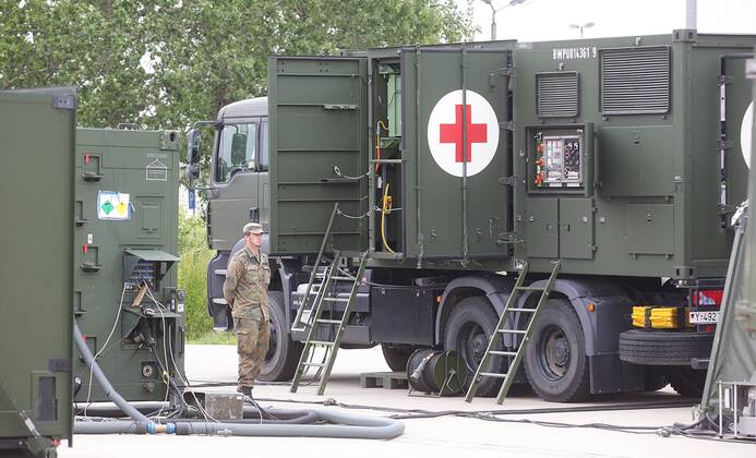 21.07.2011 Weißenfels ist Standort der Bundeswehr in Sachsen-Anhalt größter Sanitäts-Standort in Deutschland, Sachsen-Anhalt-Kaserne - Rot Kreuz Lkw