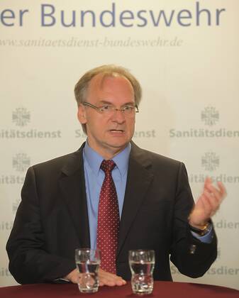 21.07.2011 Weißenfels ist Standort der Bundeswehr in Sachsen-Anhalt größter Sanitäts-Standort in Deutschland, Sachsen-Anhalt-Kaserne Sachsen-Anhalts Ministerpräsident Reiner Haseloff (CDU) besucht den Bundeswehrstandort f Haseloff fordert den Erhalt des Bundeswehrstandortes Weissenfels