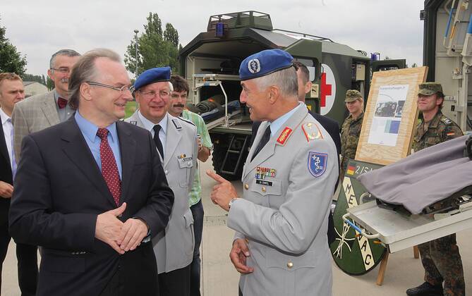 21.07.2011 Weißenfels ist Standort der Bundeswehr in Sachsen-Anhalt größter Sanitäts-Standort in Deutschland, Sachsen-Anhalt-Kaserne Sachsen-Anhalts Ministerpräsident Reiner Haseloff (li., CDU) besucht den Bundeswehrstandort Haseloff und Generalarzt Michael Tempel (M., r.), der Kommdandeur des Bundeswehrstandortes, dabei zusieht