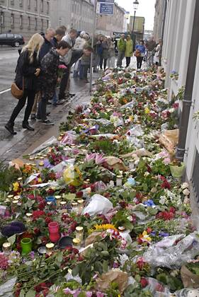 DENMARK COPENHAGEN Norwegian flag half mast at embassy and People laying flowers at doorr step Norwegian Embassy in Copenhagen Amaliegade 39 in sorrow of tragedy of 91 people been killed by gund mand bomb blast on July 22, 2011 in Norwegian captila Oslo, here in Copenhagen children,family,women and men laying flowers at door step of Norwegain Embassy today saturday 24 July 2011 