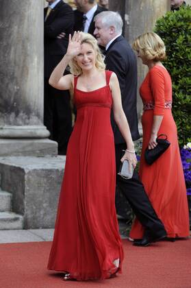 Maria Furtwängler ,Schauspielerin, Einzelbild, Ganzkoerperfigur, ganze Figur. Bayreuther Richard Wagner Festspiele-Roter Teppich am 25.07.2011.Grüner Hügel, Festspielhaus.