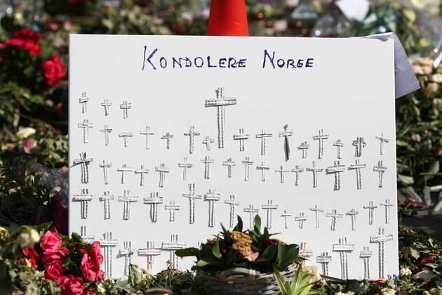 Mit Blumen versuchen die Menschen in Oslo, ihrer Trauer Ausdruck zu verleihen. Der Platz vor der Domkirche gleicht einem Meer aus Rosen und norwegischen Fahnen. Überall in der Stadt werden Blumen niedergelegt, um an die Toten und Verletzten des Attentats vom 22. Juli 2011 zu erinnern.