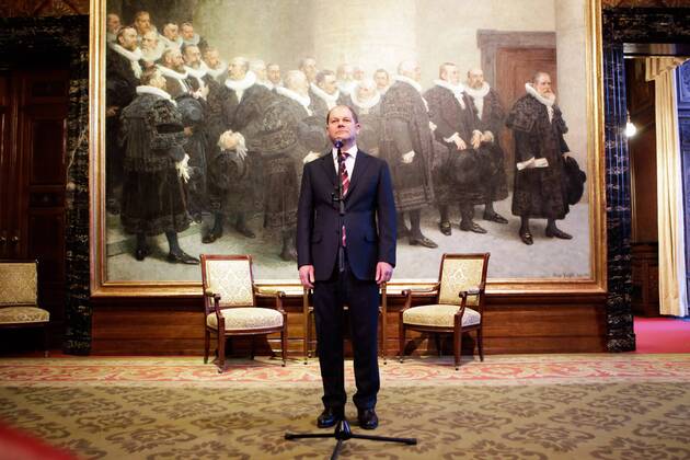Hamburgs neuer Erster Bürgermeister, Olaf Scholz (SPD) gibt im Bürgersaal des Rathauses in Hamburg nach seiner Vereidigung ein Statement vor dem Rathsherrengemälde am 07.03.2011.